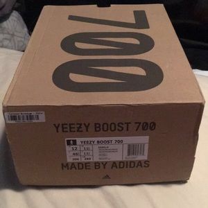 YEEZY BOOST 700 MANUVE